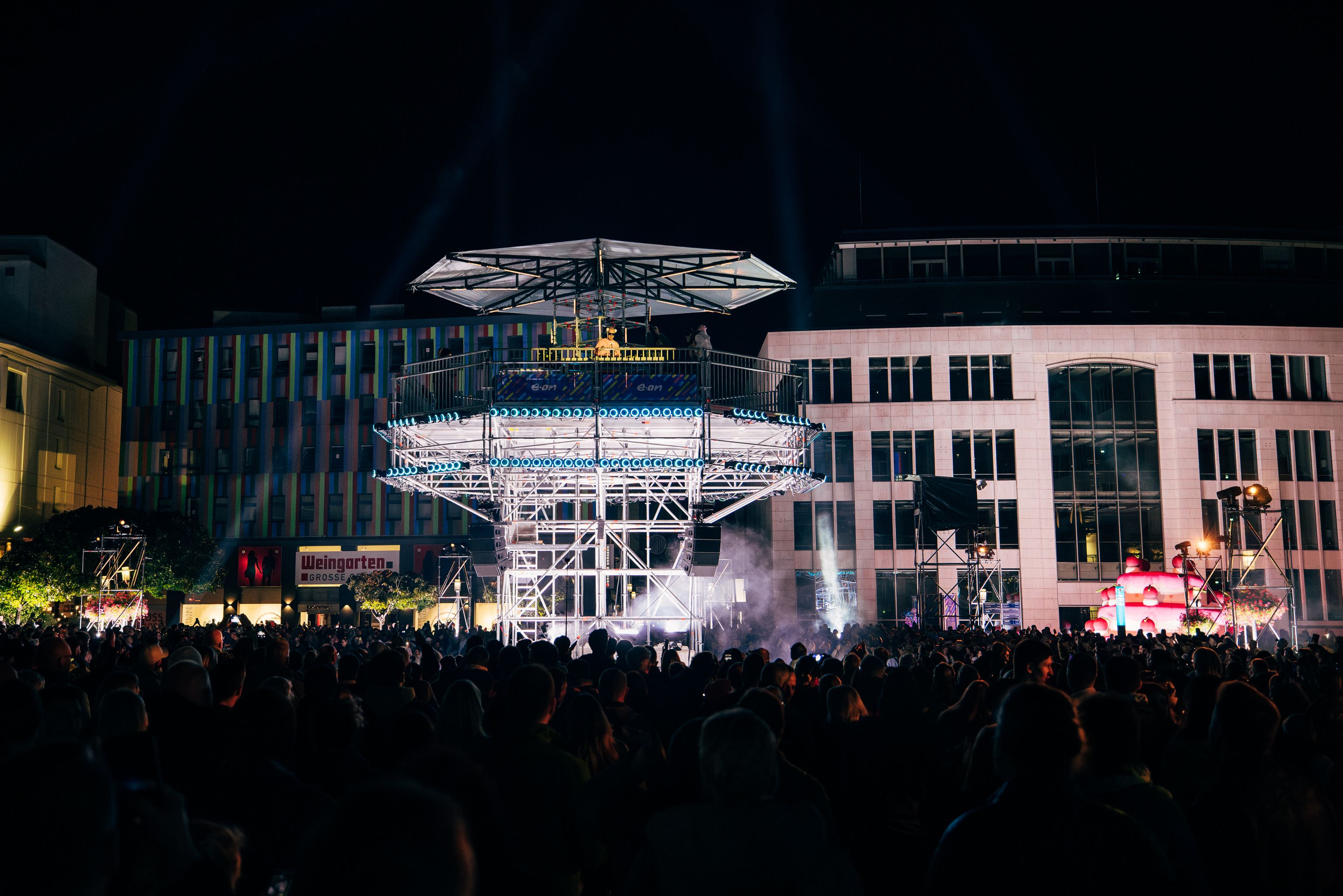 Lighting structure and audience on Kennedyplatz