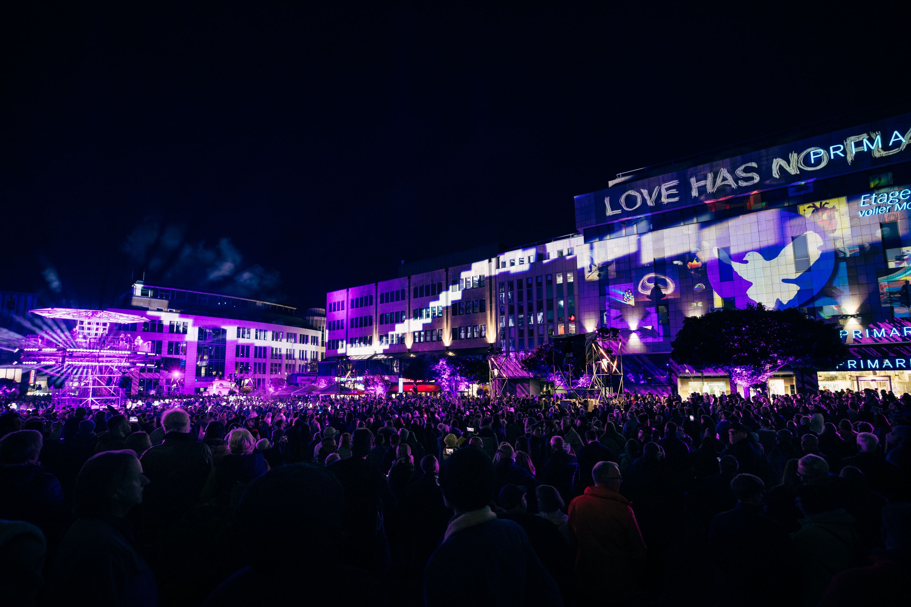Essen Light Festival: illuminated buildings and the audience in the square