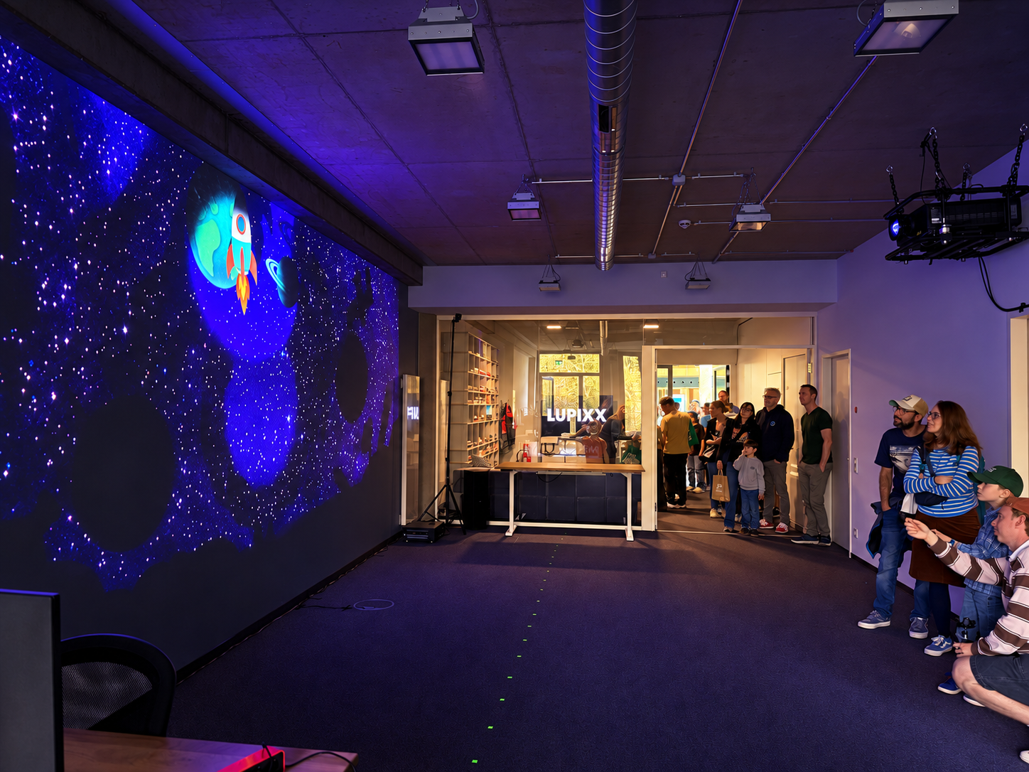 Maus installation at EUREF: visual display and visitors in the room