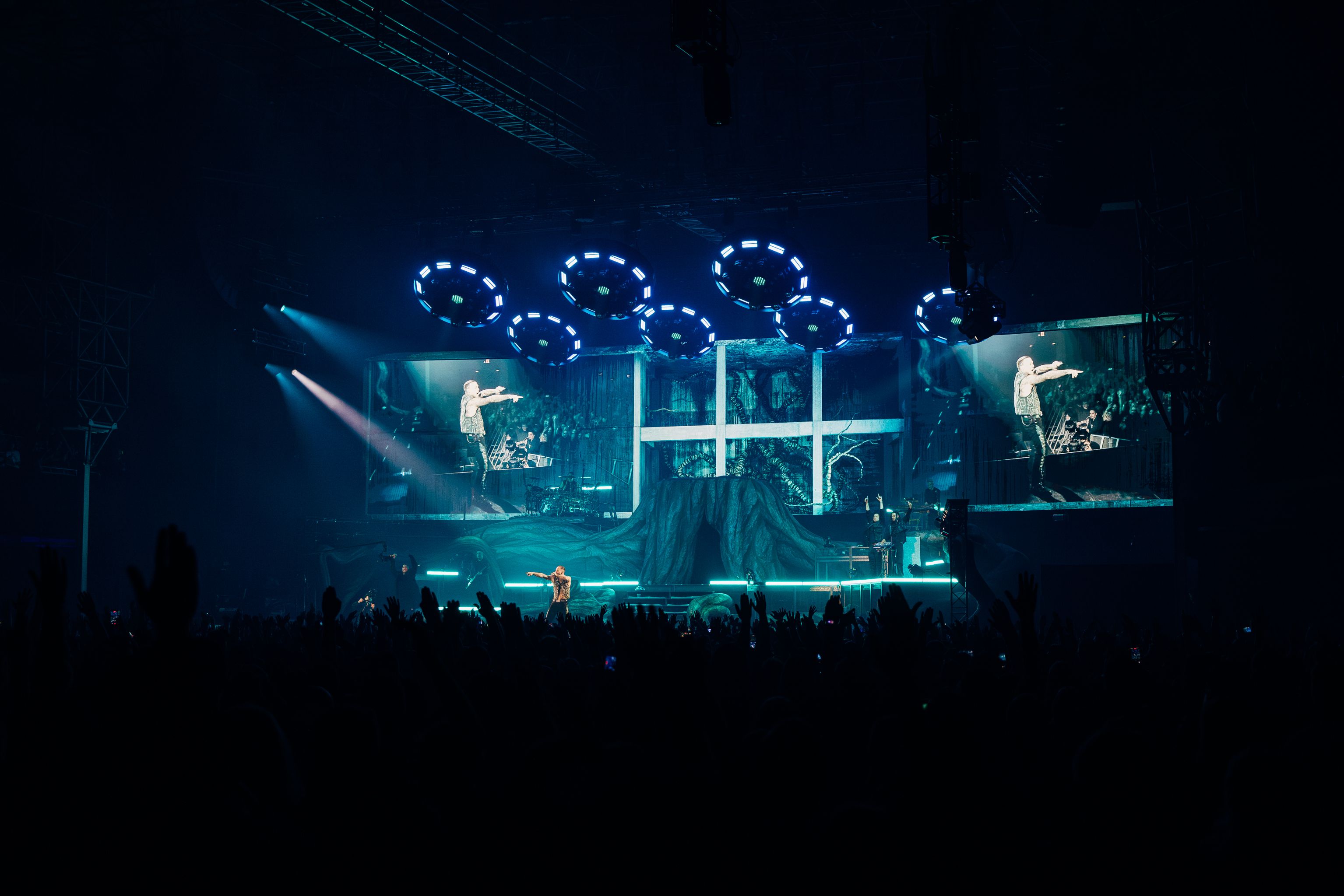 Kontra K Arena Tour 2025 — stage during the show
